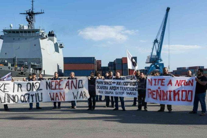 Come i portuali di Livorno hanno bloccato una nave militare americana diretta a Camp Darby
