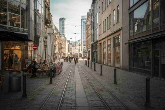 Dombrovskis applaude le ambizioni italiane sul deficit: un passo avanti per l'economia?