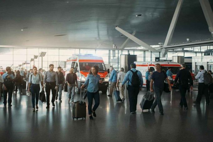 Evacuazione al terminal di Heathrow per un'emergenza con materiali pericolosi