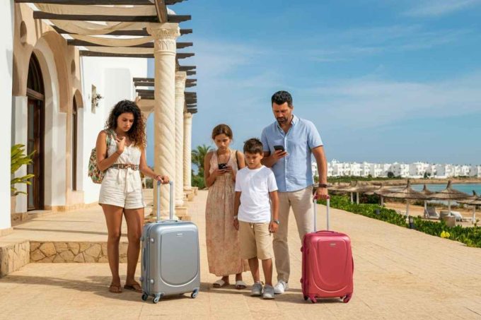 Famiglia ingannata: prenota una villa a Tunisi, ma scopre che è solo un'illusione fotografica su Booking