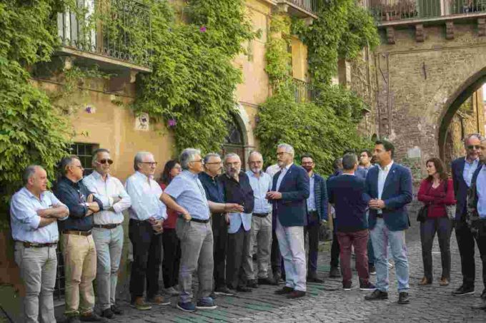 FdI in testa nei sondaggi: il sorpasso sul Pd si fa concreto