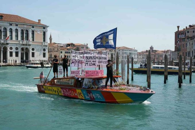 Foglietta e Laika: la lancia che ha incantato il Lido per Flotilla