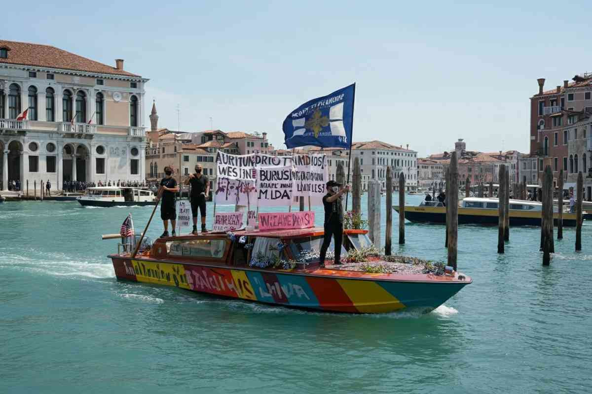 Foglietta e Laika: la lancia che ha incantato il Lido per Flotilla
