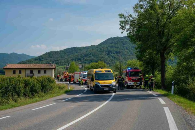 Incidente scuolabus a Buja: cinque feriti e momenti di paura