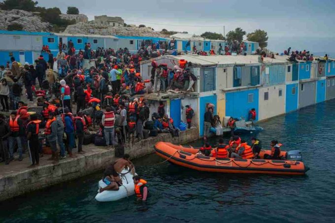 Lampedusa in emergenza: 1.531 migranti arrivati nell'hotspot