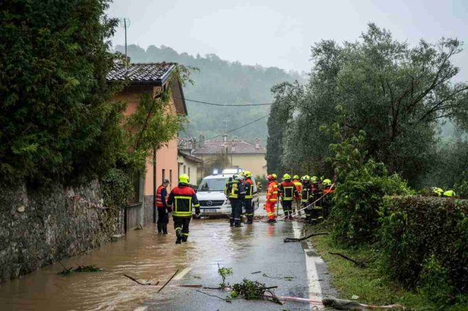 Maltempo in Italia: Liguria colpita da frane e inondazioni, Napoli chiude parchi e spiagge