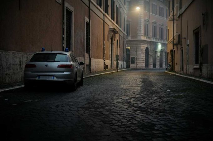 Marito trovato senza vita in auto: il mistero di un ricovero per asma e il sospetto di errore medico