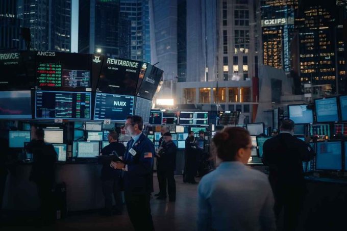 Milano brilla in Europa grazie a Mps e Mediobanca, Campari in calo