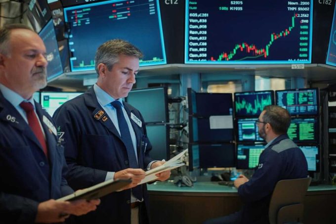 Milano in attesa della Bce: Mps e Mediobanca brillano nel mercato stagnante