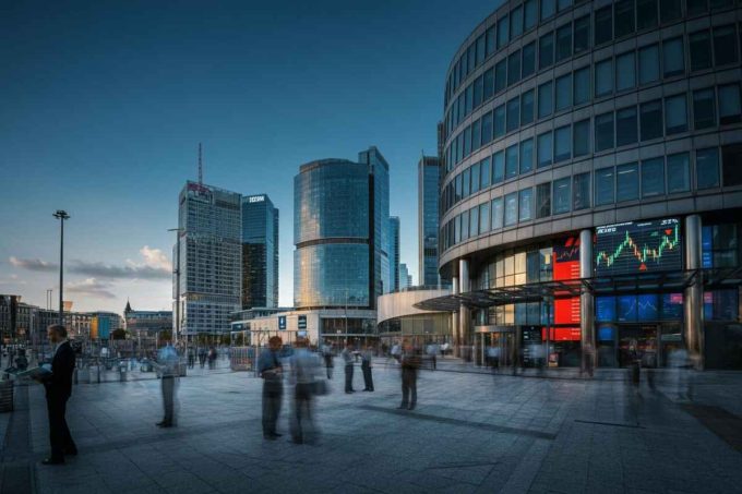 Milano in rialzo grazie all'Europa e alle banche, ma Cucinelli e Stm in difficoltà