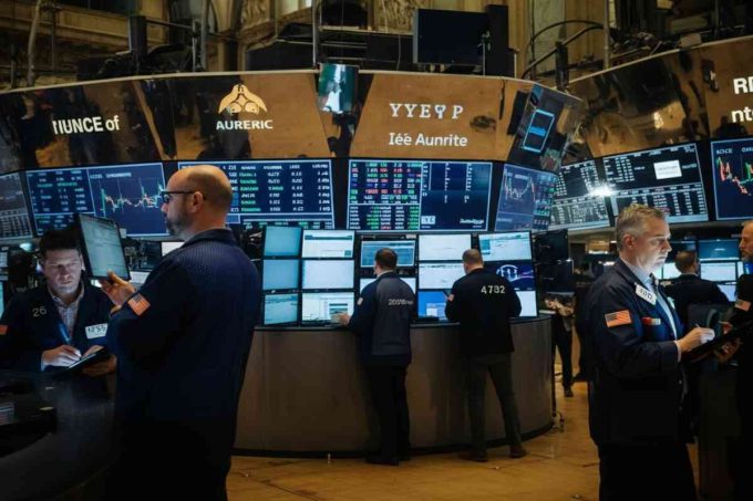 Milano in stallo tra le banche europee, ma Cucinelli sorprende con un rimbalzo