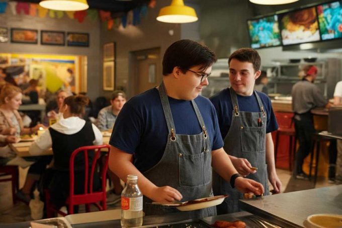 PizzAut, la scuola invita i 50 professori a pranzo dopo il clamoroso «bidone»