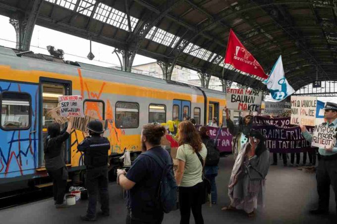 Protesta improvvisa a Pisa: manifestanti bloccano binario e fermano la circolazione per un'ora