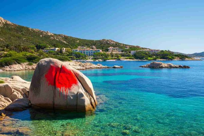 Proteste in Sardegna: la vernice rosso sangue sulla roccia della Costa Smeralda contro i soldati israeliani