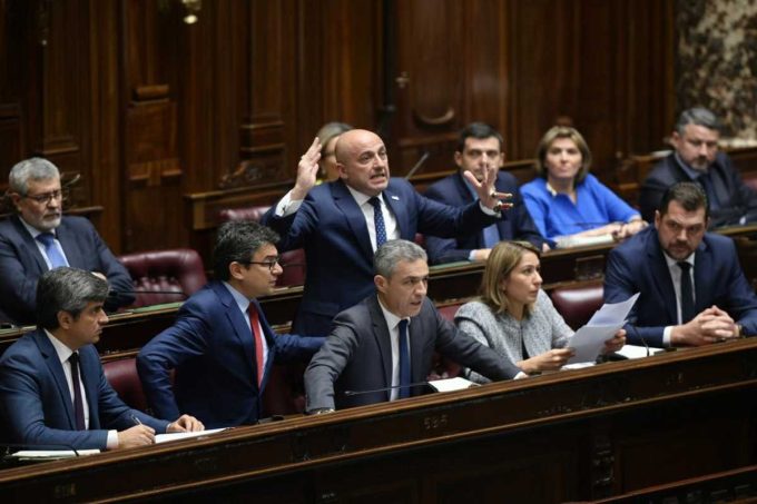 Proteste in aula dopo il via libera sulla giustizia: le opposizioni si fanno sentire