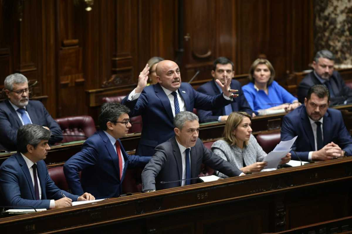 Proteste in aula dopo il via libera sulla giustizia: le opposizioni si fanno sentire