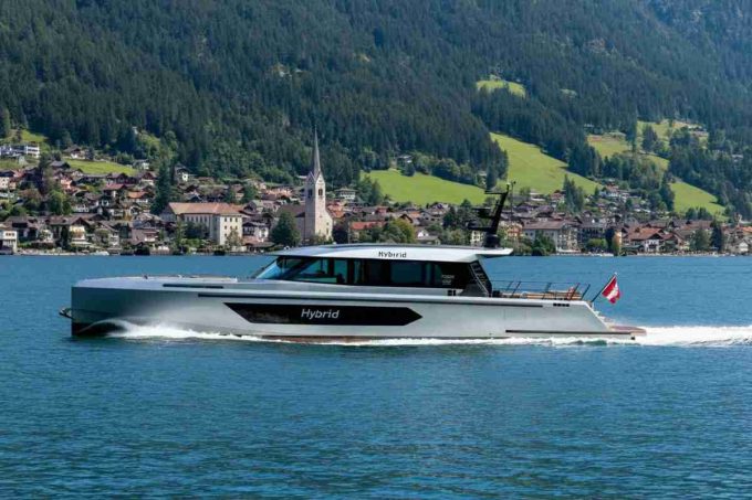 Scopri la nuova motonave ibrida Ambrosiana: un'innovazione sul lago di Como