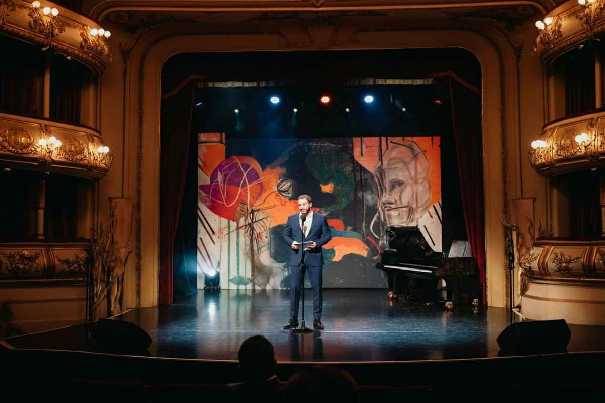 Stephen Colbert trionfa agli Emmy prima della pausa forzata