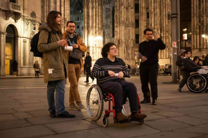 Taxi a Milano rifiuta servizio a turista disabile: la risposta shock sulla situazione a Gaza