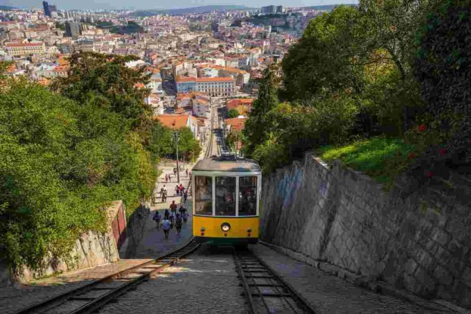 Tragedia a Lisbona: il bilancio sale a 17 morti e 21 feriti