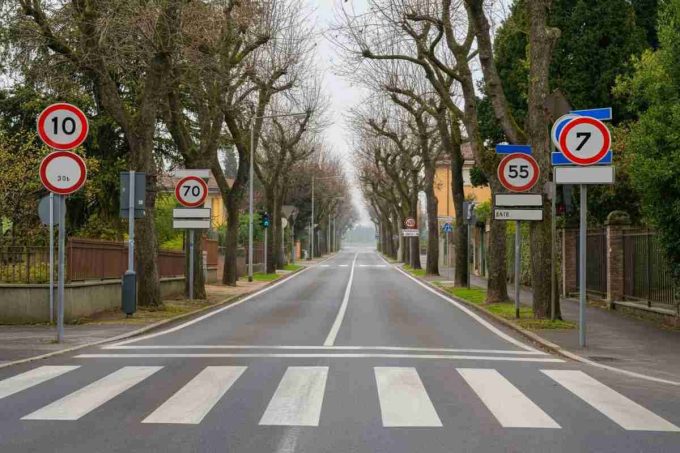Tragedia ad Ardea: un pedone perde la vita e un altro è gravemente ferito dopo l'incidente con un'auto a folle velocità