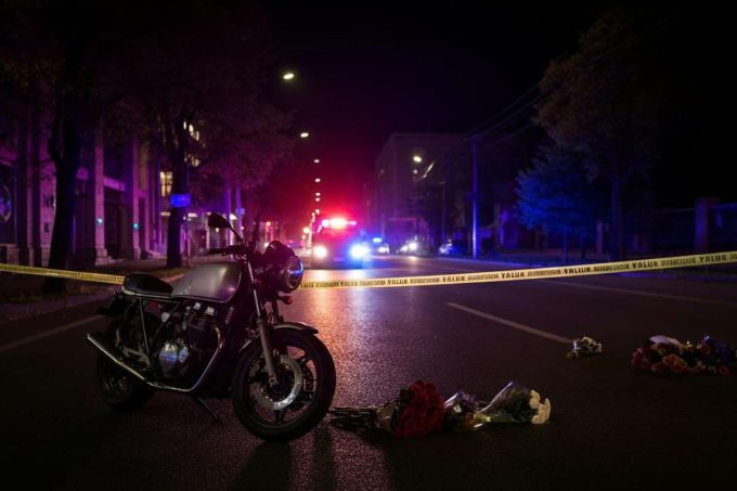 Tragedia su due ruote: festeggiamenti interrotti da un incidente fatale