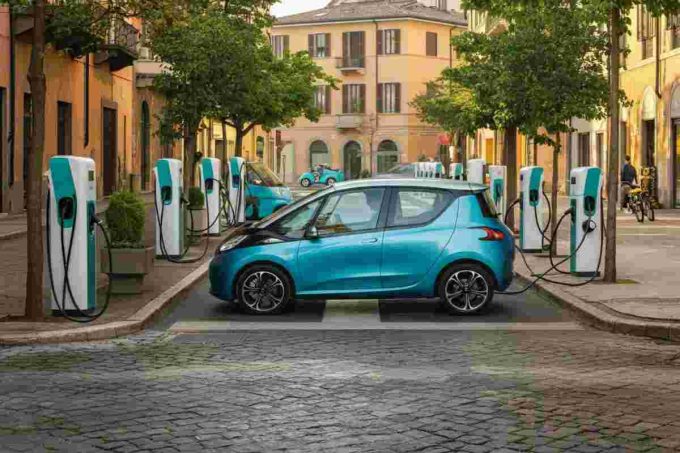 Unrae: le auto elettriche in Italia raggiungono il 4,9%, urgono incentivi per il futuro
