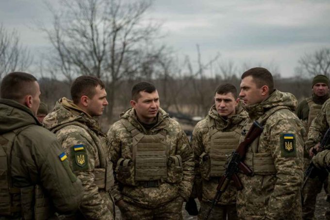 Zelensky incontra i soldati al fronte: un gesto di coraggio e sostegno nel cuore del conflitto