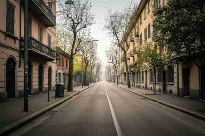 Aggressione a Milano: donna colpita al volto con un coltello, condizioni critiche