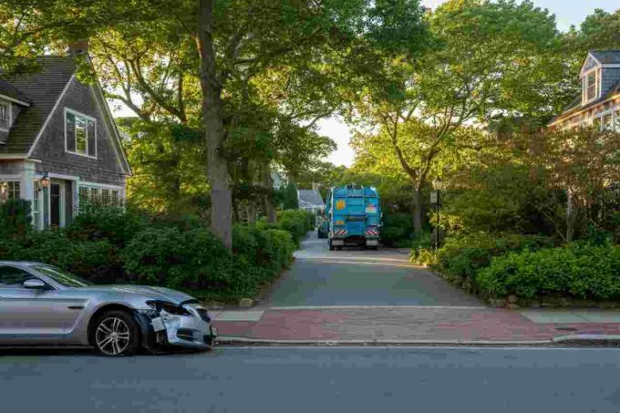 Alec Baldwin in un curioso incidente: scontro con un albero per schivare un camion della spazzatura