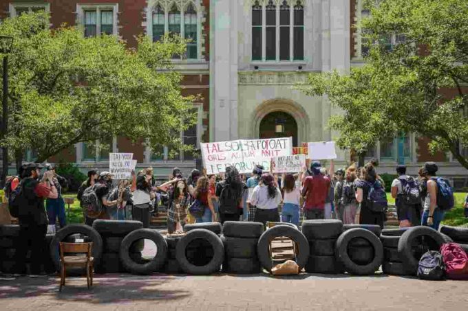 Bologna: il rettorato dell'Università sotto assedio