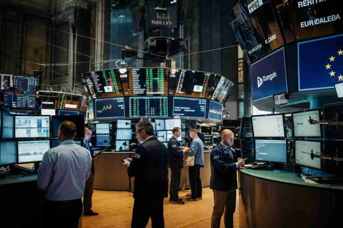 Borsa europea in altalena: Milano scivola, Wall Street resta cauta
