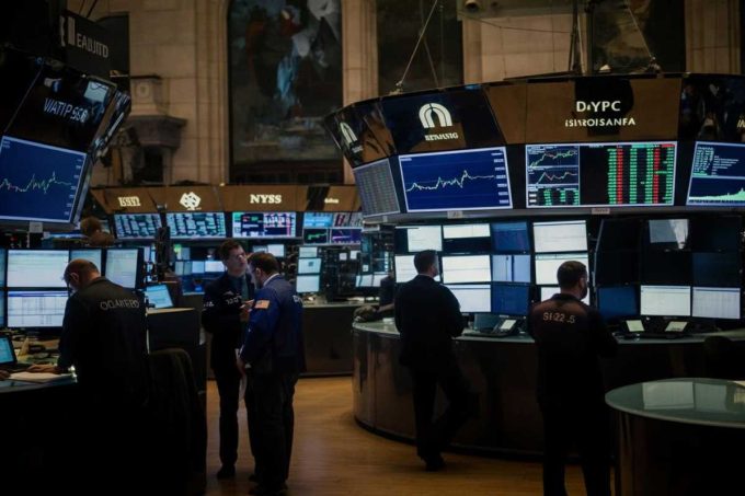 Borsa europea in calo: occhi puntati sulle banche centrali