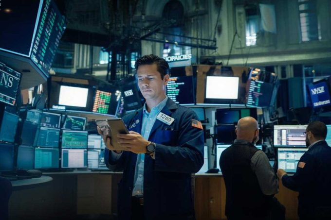 Borsa europea in crescita: Milano guadagna lo 0,24% nonostante le difficoltà delle banche