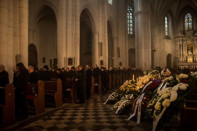 Claudia Cardinale: un commovente addio a ritmo di valzer a Parigi
