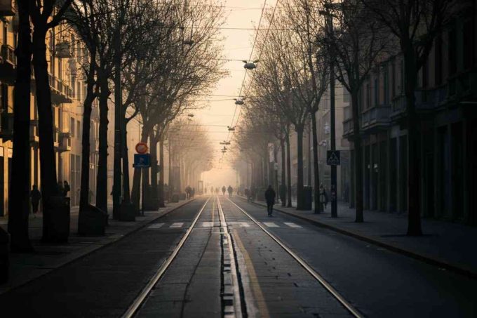 Ex marito arrestato dopo il drammatico accoltellamento di una donna in strada a Milano