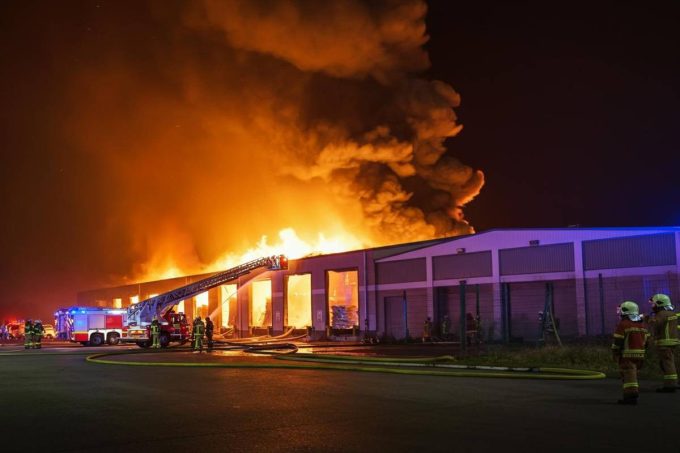 Fiamme a Napoli: un deposito di ricambi auto in fumo, ecco il video della colonna di fumo a Ponticelli