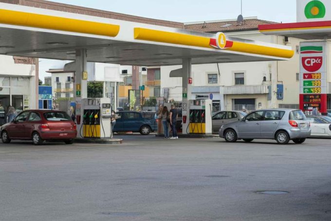 Gasolio in autostrada: il prezzo supera i 2 euro, un balzo preoccupante