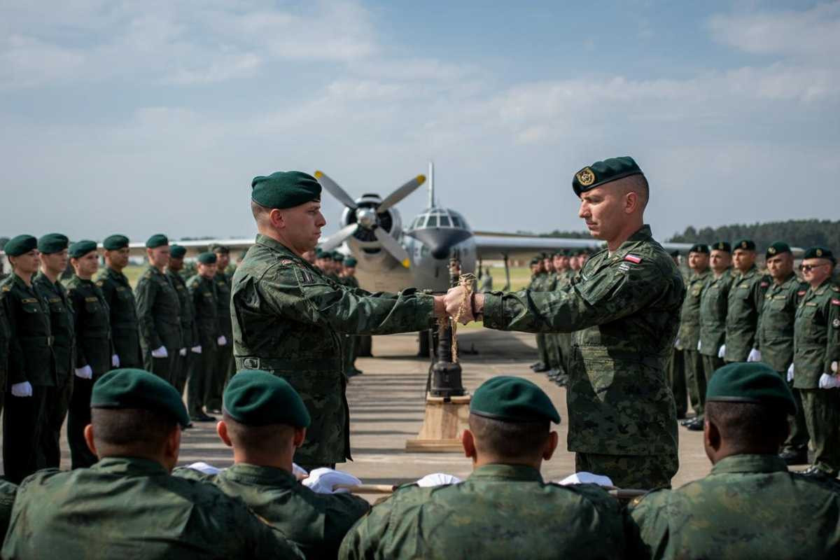 Giulia Schiff e il battesimo del volo: assolti gli 8 militari, la sua reazione in aula col passeggino