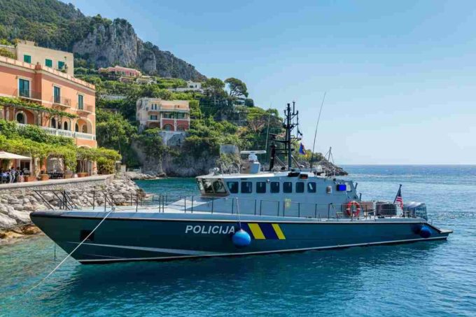 Giusi Bartolozzi e il marito avvistati a Capri su una barca della Gdf