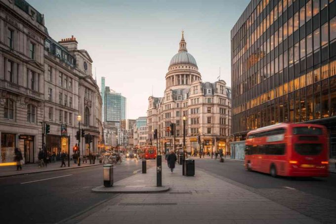 Il Regno Unito affronta un deficit di bilancio record: 20,2 miliardi di sterline in rosso
