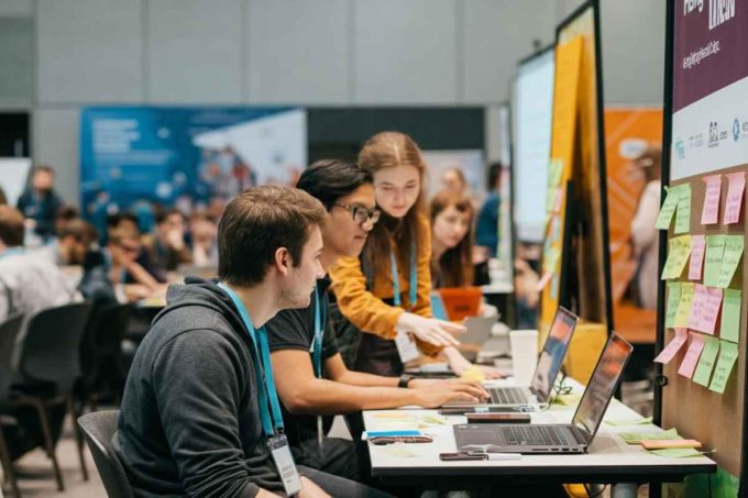 Innovazione digitale sostenibile: le tre sfide dell'Hackathon2030