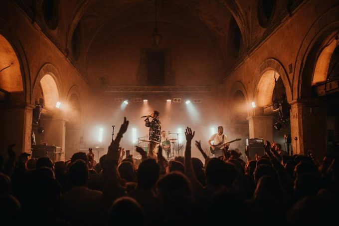 Irama conquista la vetta della hit parade: un successo straordinario