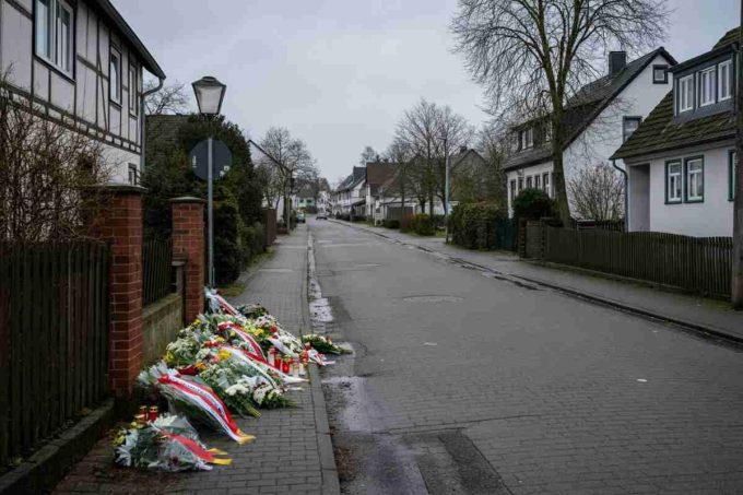 La drammatica storia della sindaca accoltellata dalla figlia di 17 anni in Germania