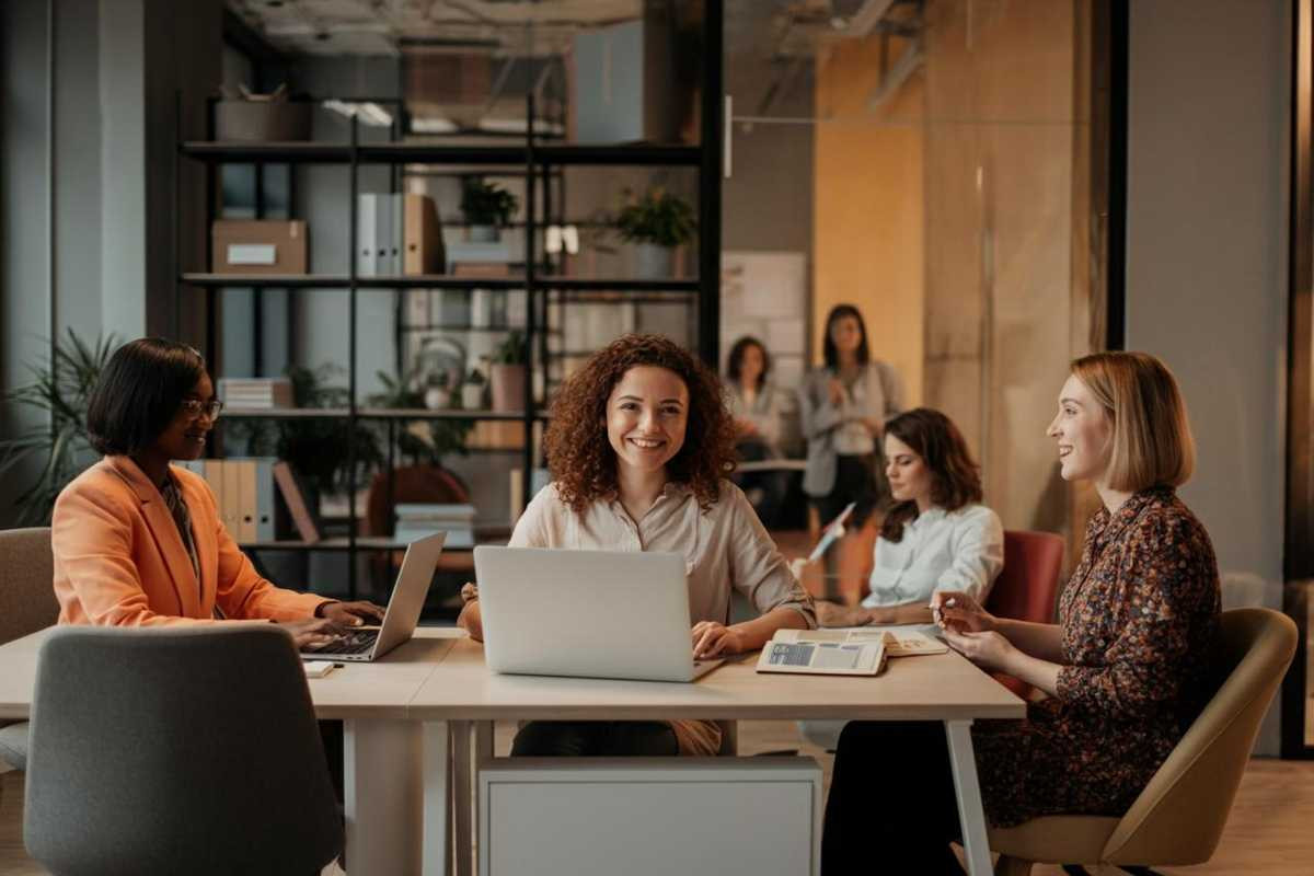 Lavoro e inattività: il nodo cruciale per l'accesso delle donne al mercato del lavoro