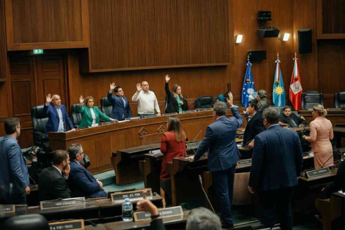 Lfi bocciata: il governo Lecornu resiste alla mozione di sfiducia