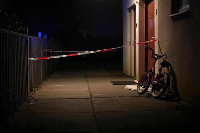 Madre e compagno arrestati per sfruttamento sessuale dei figli minorenni