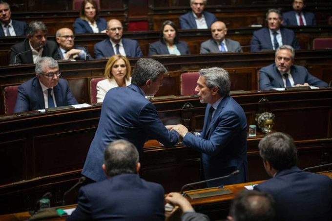 Meloni e Schlein: un duello tra delirio e vergogna