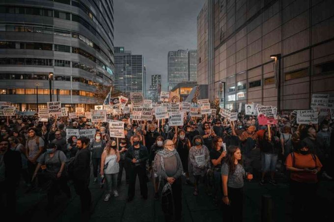 Meloni e lo sciopero: un weekend lungo tra rivoluzioni e compromessi