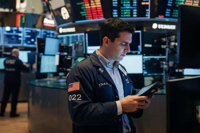 Mercati europei in tensione: Milano crolla con Ferrari in caduta libera del 16%